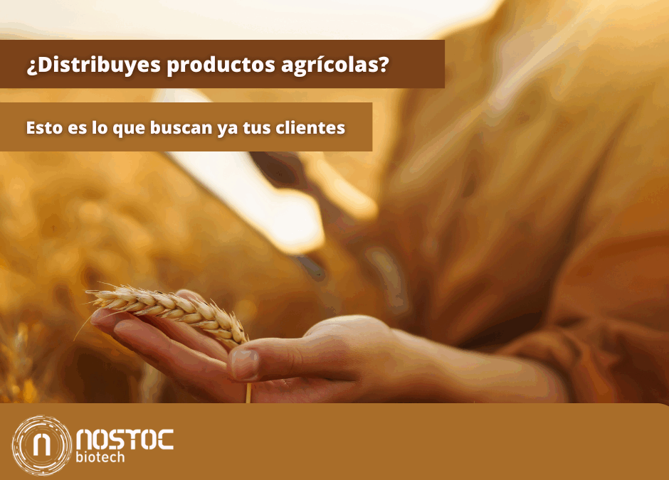 Campo cultivado con plantas jóvenes en líneas rectas y cartel de Nostoc en primer plano, representando la distribución de biofertilizantes microbiológicos registrados para agricultura sostenible